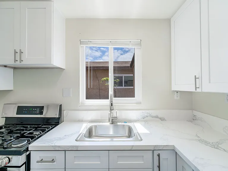 2316 E Jewett St — Photo 3