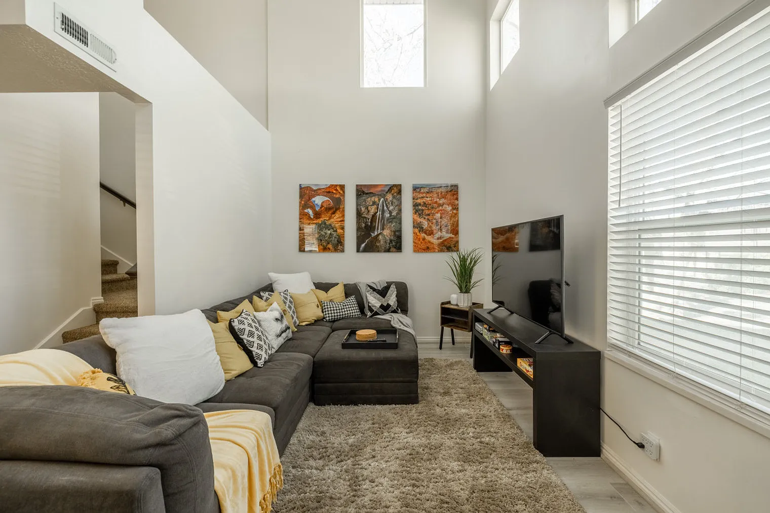 3 bed, 2.0 bath, 1883 sqft, $3,816 — Photo 2