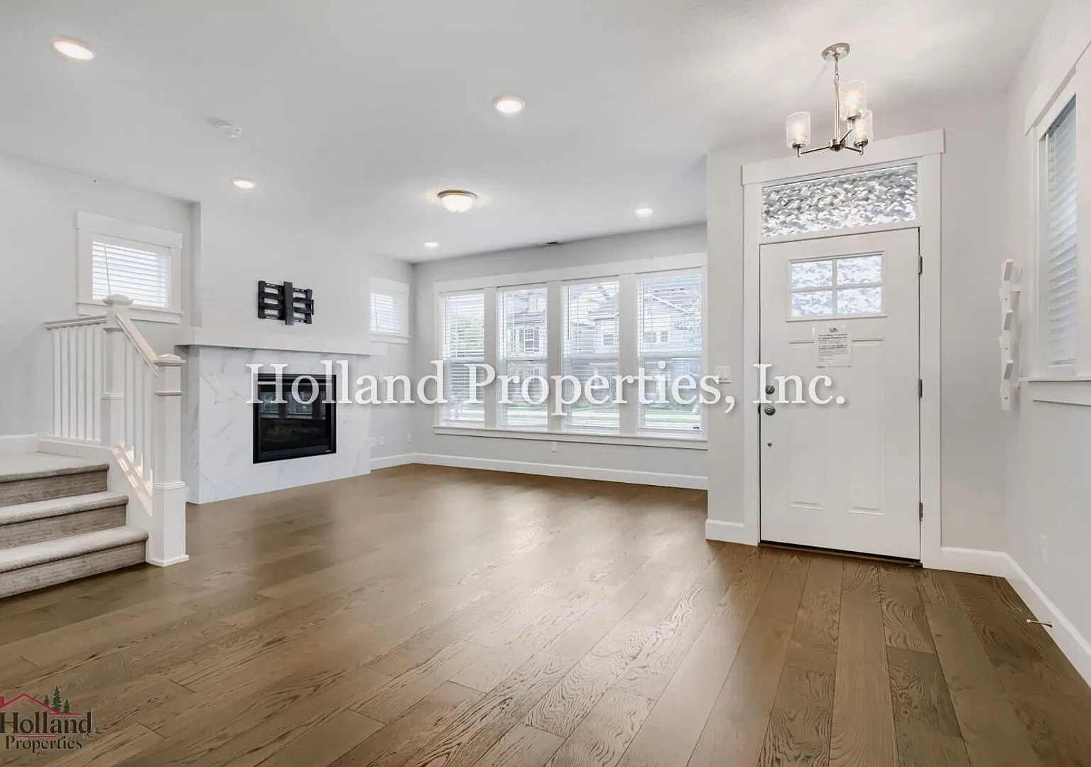 Charming 3BR Hillsboro Home with Green-Space Views & Fenced Yard — Photo 4