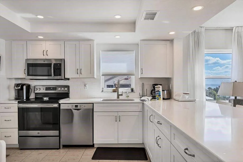 2 bed, 2.0 bath, 1043 sqft, $10,230 — Photo 3