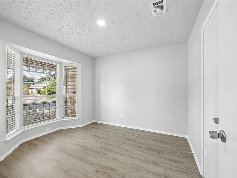 6419 Fairbourne Dr — Photo 11