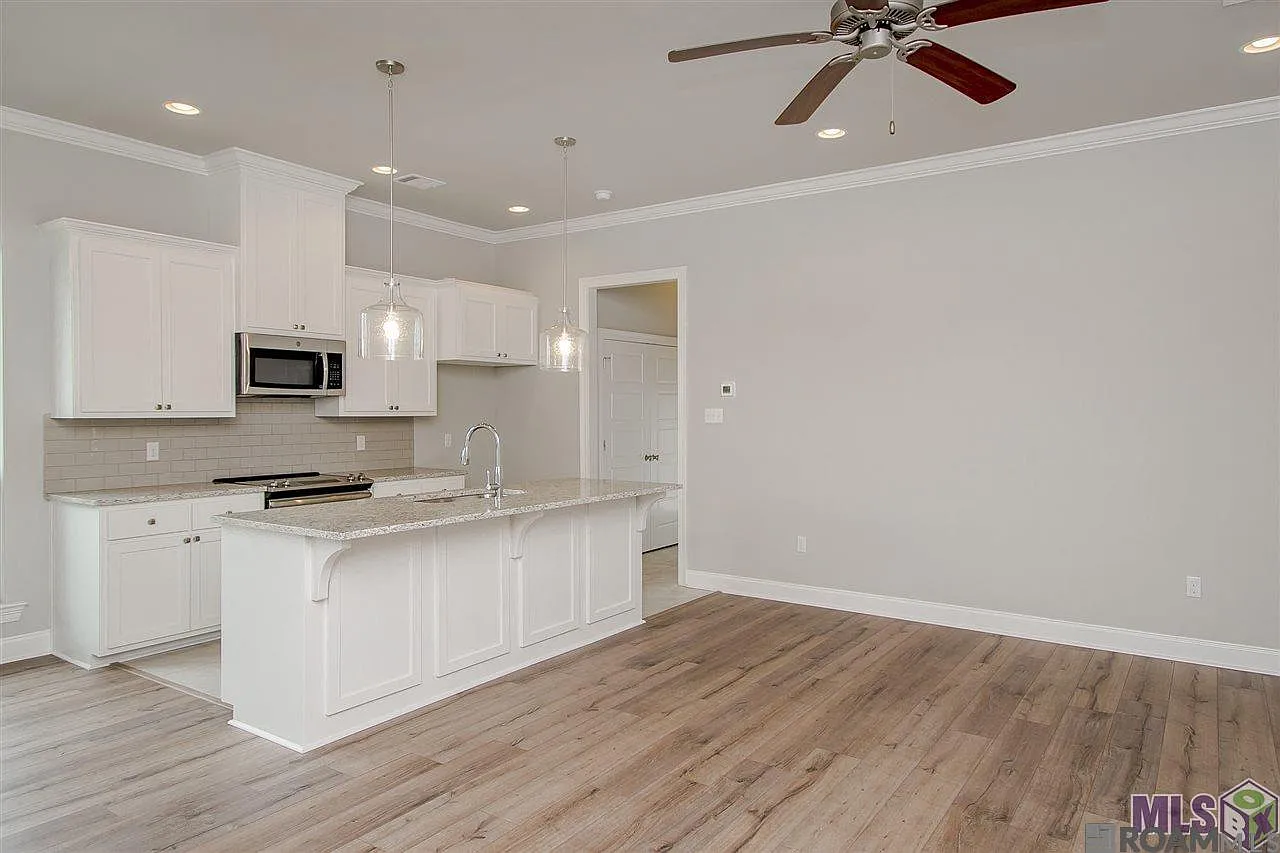 2 bed, 1002 sqft, $2,100 — Photo 1
