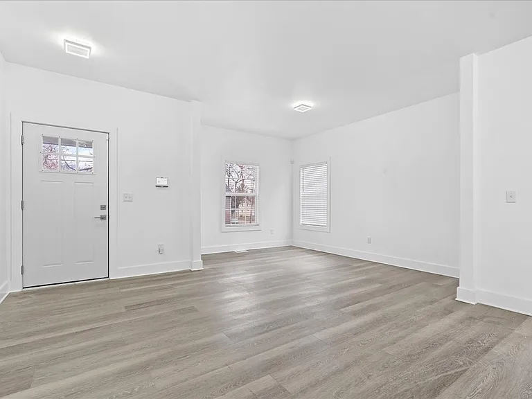 409 Pleasant St — Photo 13