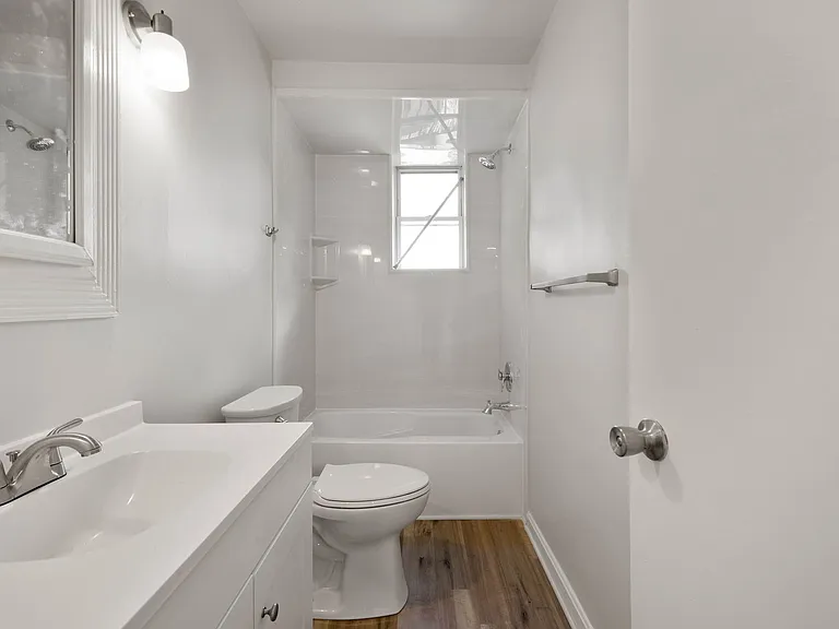 2405 Arlington Ave — Photo 2