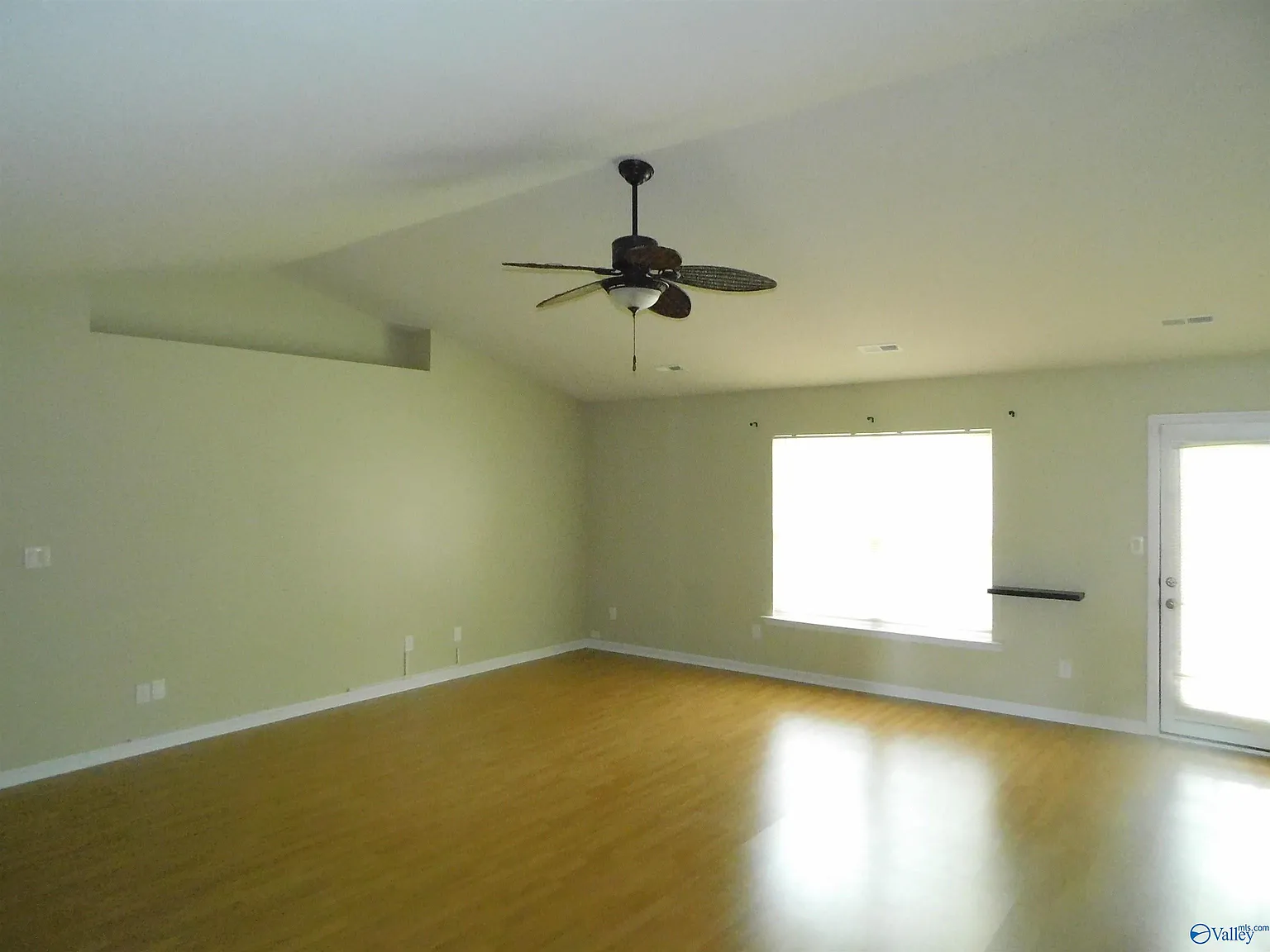 3 bed, 2.0 bath, 2050 sqft, $1,695 — Photo 3