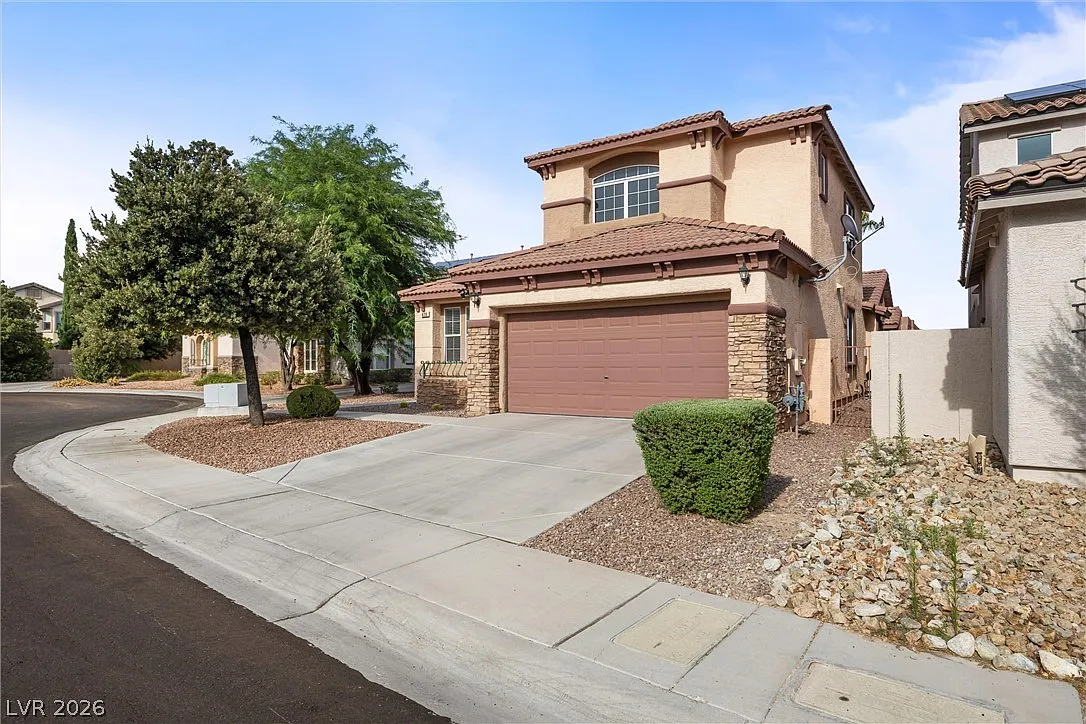 5 bed, 3.0 bath, 2451 sqft, $2,650 — Photo 2