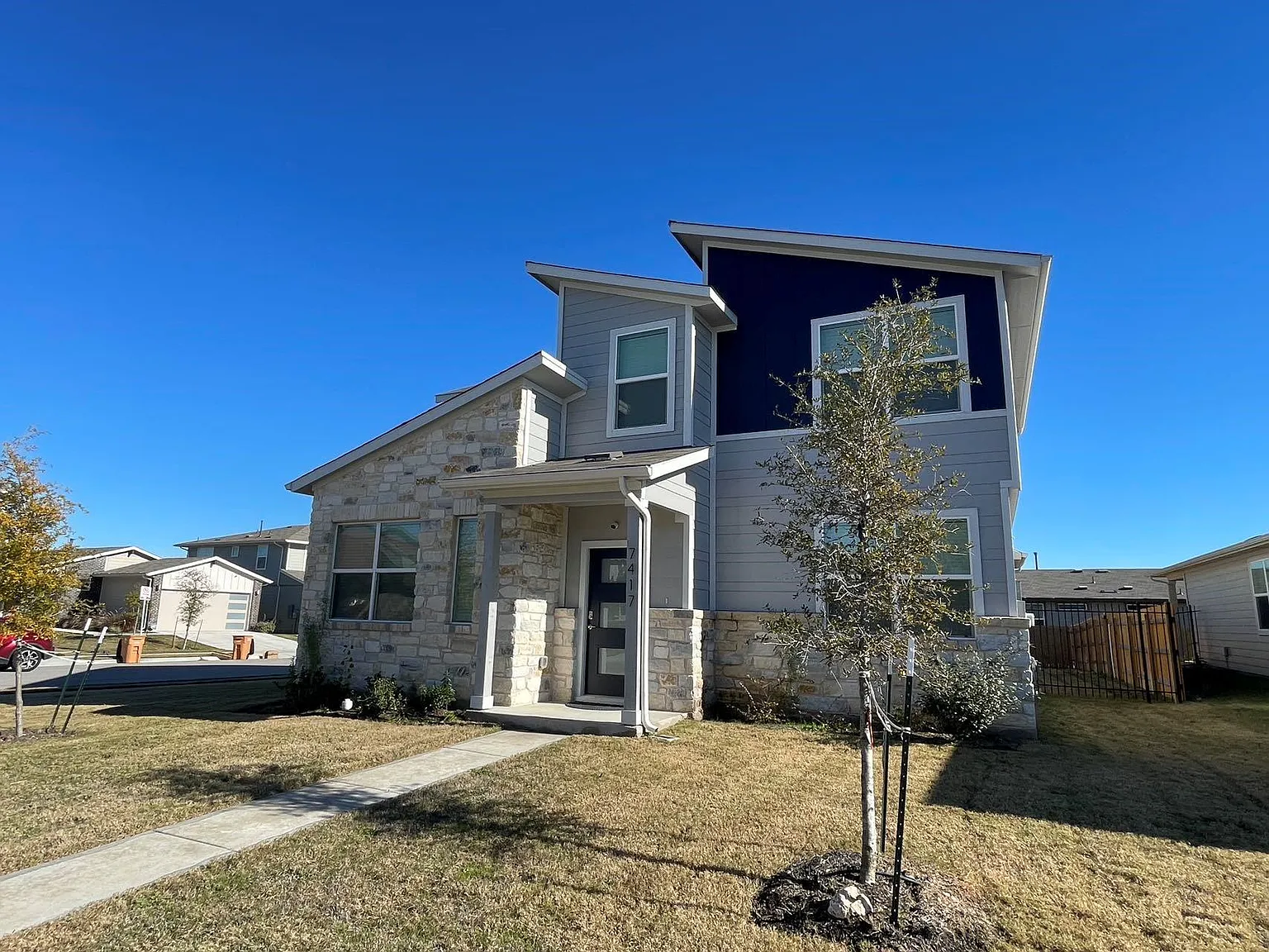 3 bed, 2.5 bath, 2105 sqft, $2,300 — Photo 2