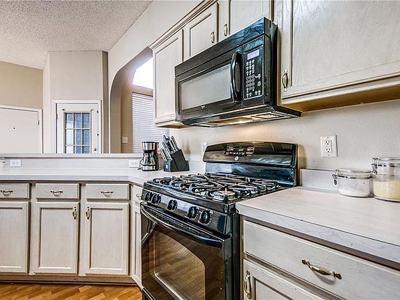 2nd image of 1313 Parkwood Trl