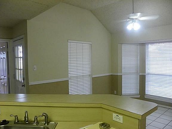 5th image of 944 Meadow Cir S