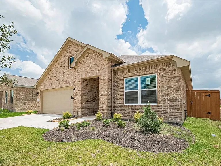 5818 Capri Forest Dr — Photo 2