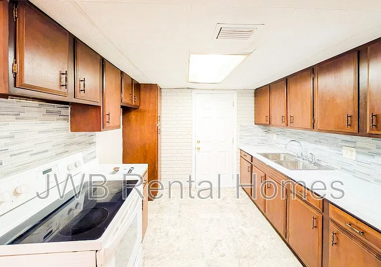 2065 Camden Ave — Photo 2