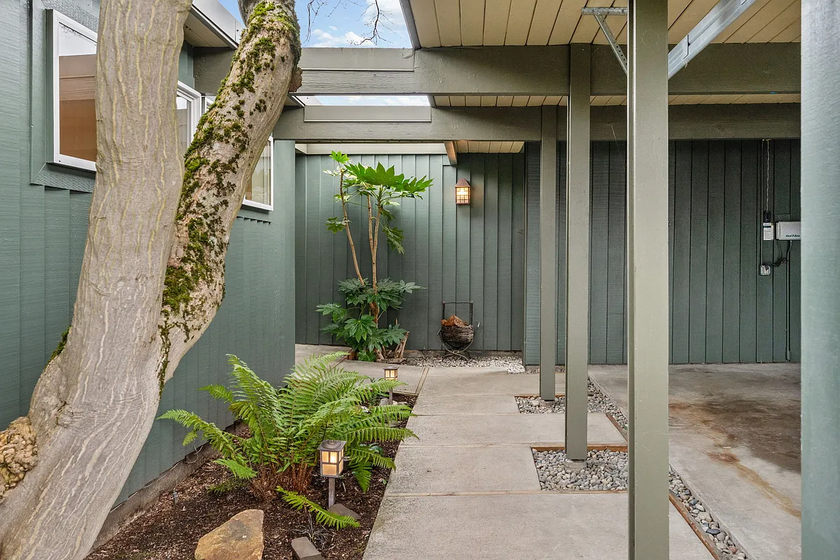 Open format from garage to front door - 12128 SE 19th St