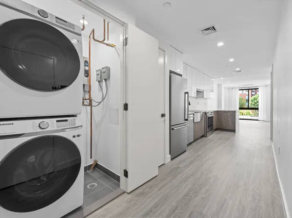 46-40 Vernon Boulevard image 8 of 17