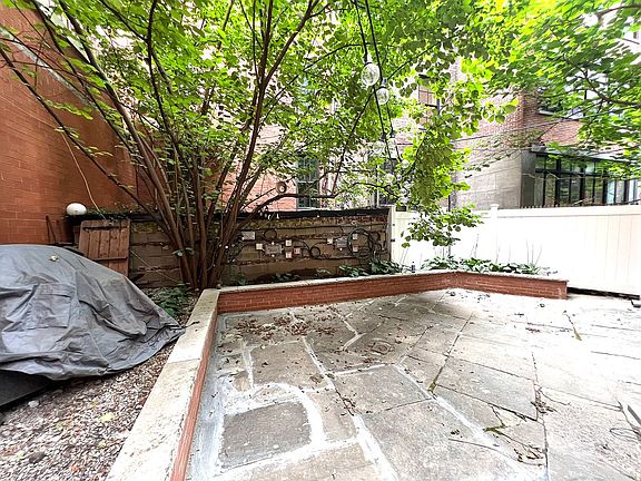 2nd image of 17 Stuyvesant St
