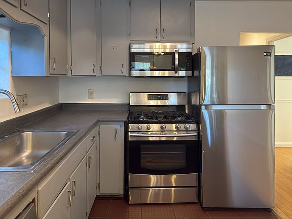 5th image of 709 Charles St