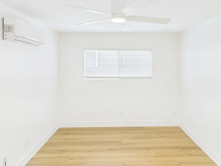 1043 Law St — Photo 11