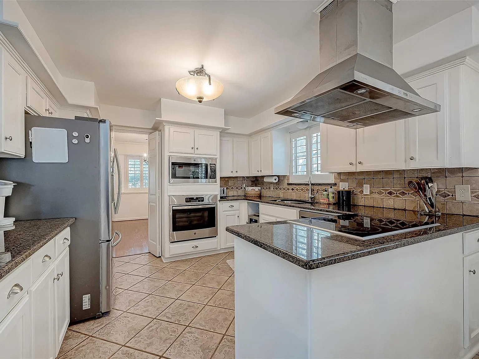 4 bed, 2.5 bath, 2681 sqft, $3,380 — Photo 3