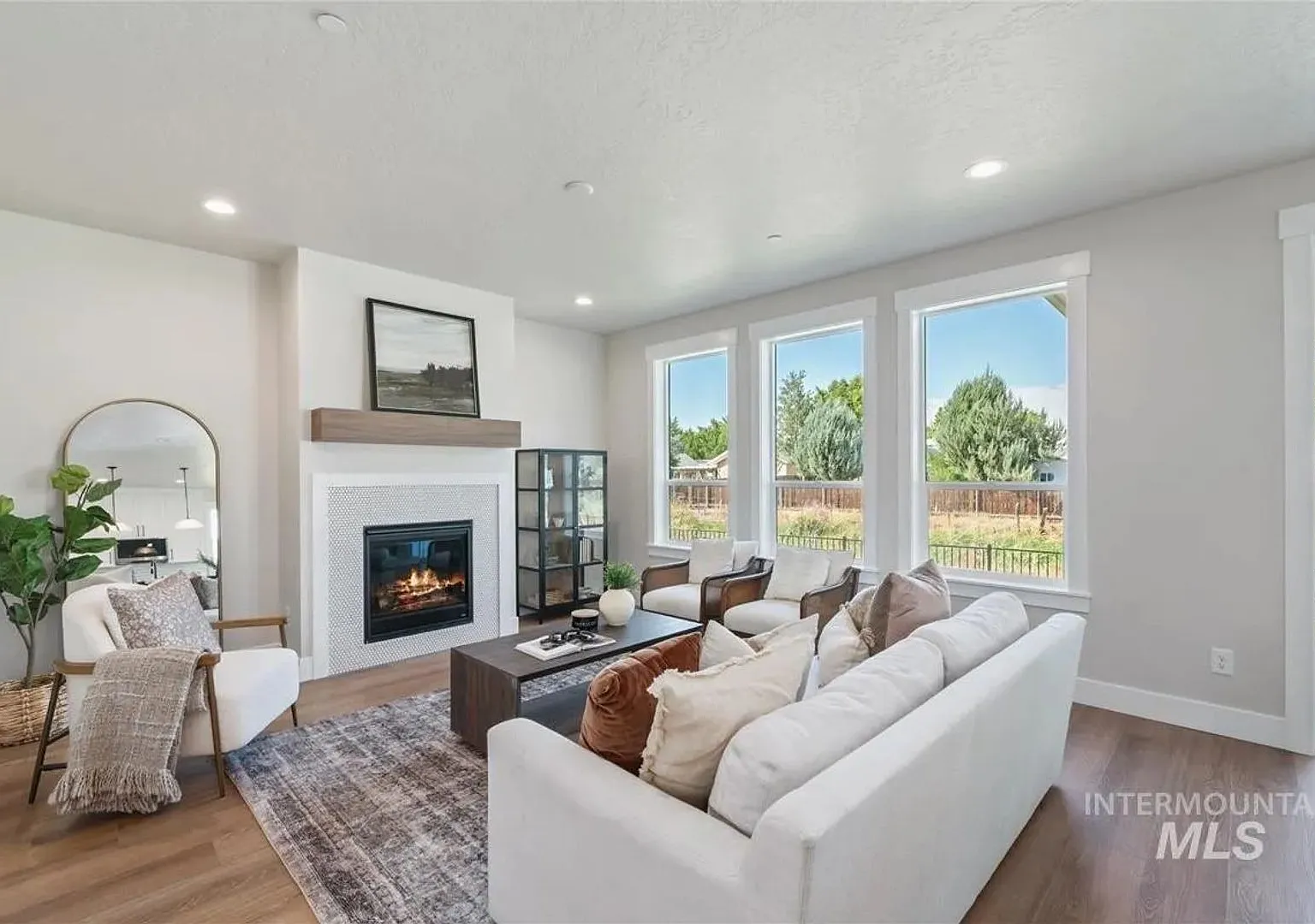 Brand New Spacious 4-Bedroom Home with 3-Car Garage, Granite Kitchen & Prime Middleton Location — Photo 2