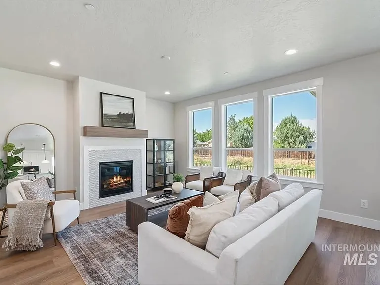 562 Hidden Mill Ct — Photo 2