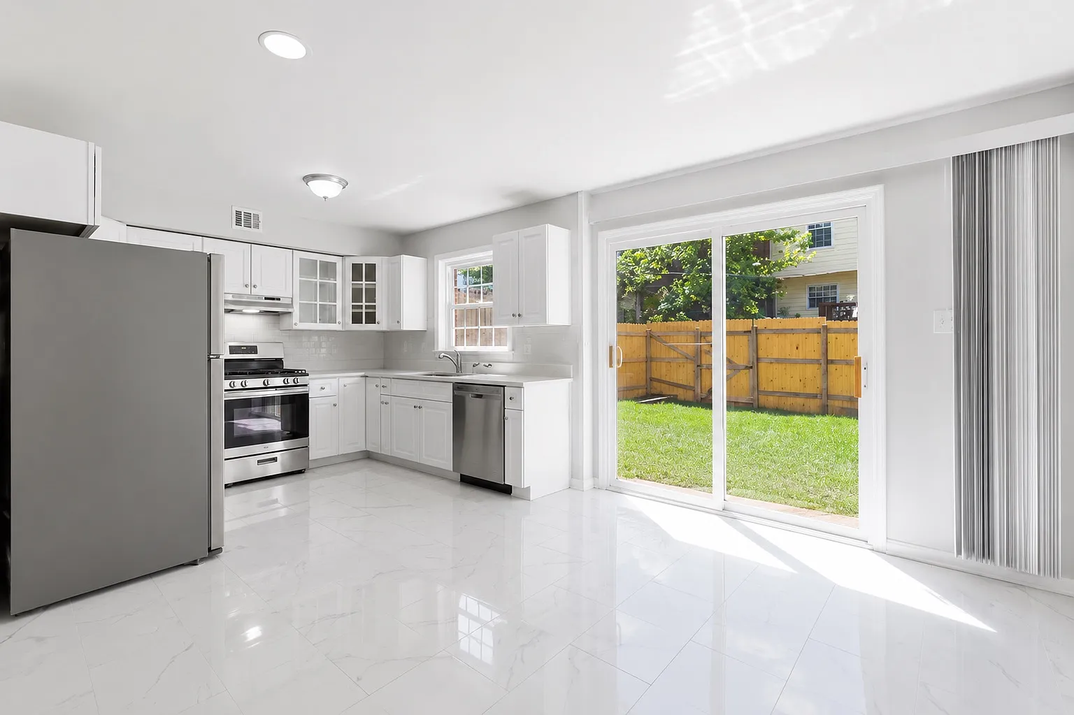 4 bed, 2.5 bath, 1280 sqft, $2,950 — Photo 4