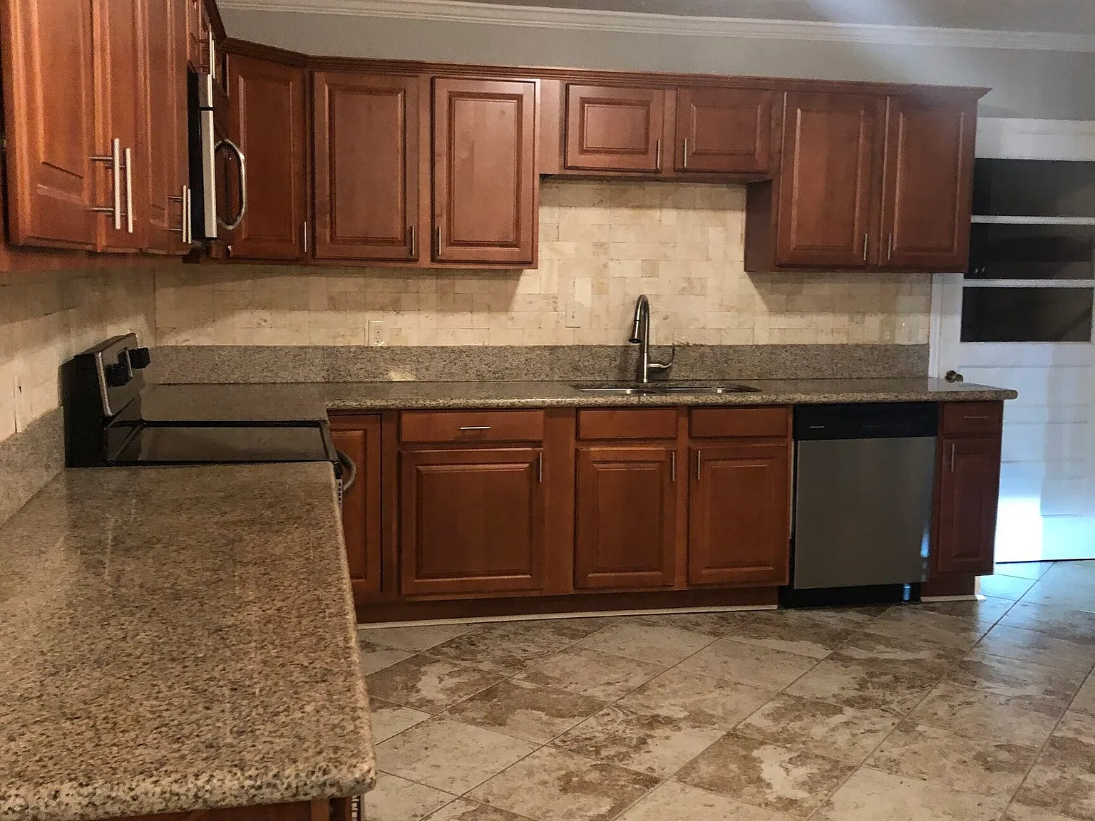 4 bed, 3.0 bath, 2406 sqft, $2,200 — Photo 3