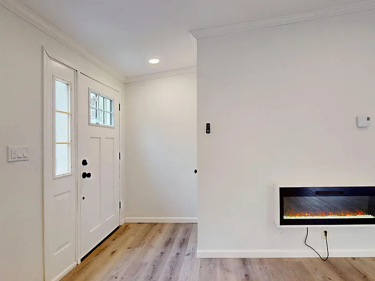 101 Arbutus Ct — Photo 8