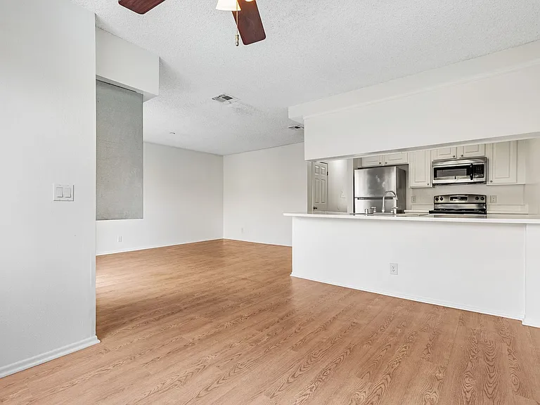 Monrovia Villas Apartments — Photo 23