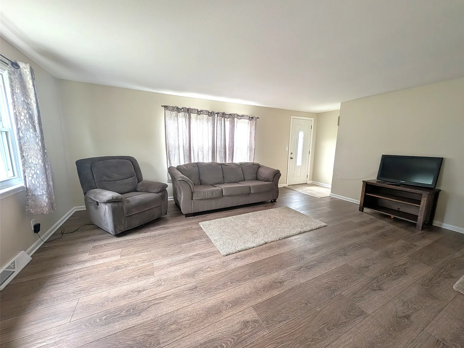 3 bed, 2.0 bath, 1200 sqft, $2,500 — Photo 4