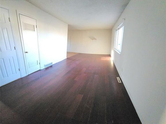 3rd image of 1214 Burnham St