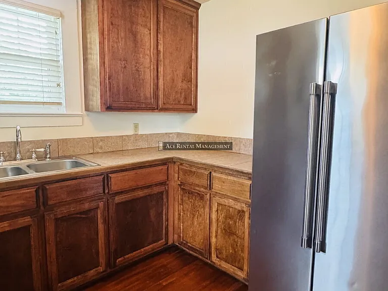 1502 Dallas St — Photo 6