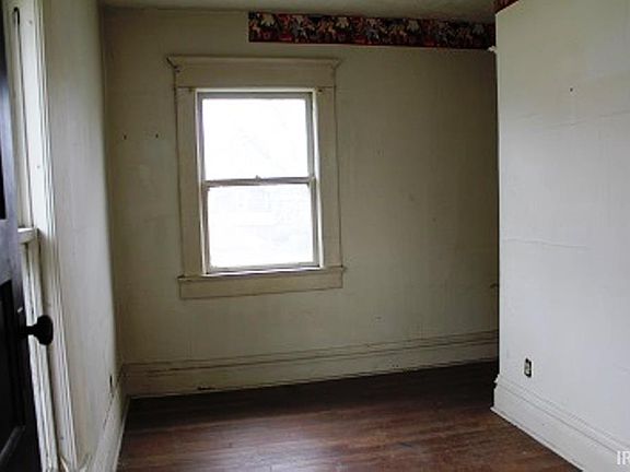 4th image of 916 W 6th St
