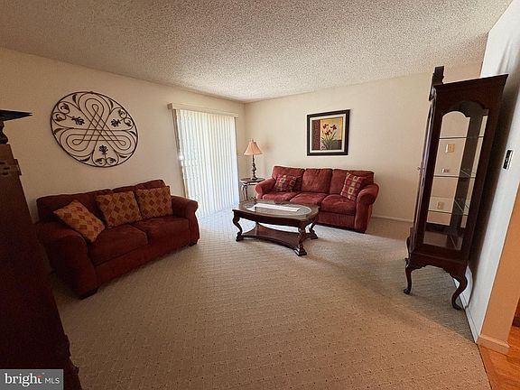 2nd image of 32 Versailles Ct