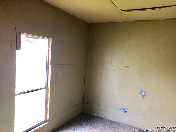 5th image of 902 Prado St