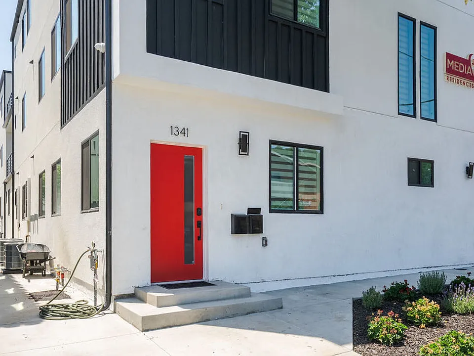 1341 N Mariposa Ave