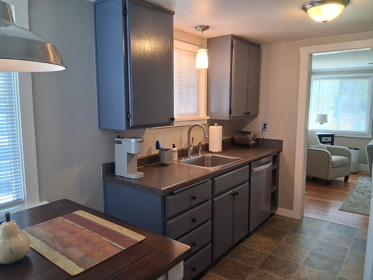 Kelsey's Cottage: Fully Furnished 2 bd/1ba Jacksonville Cottage, Large yard! $300 Utility Fee — Photo 4