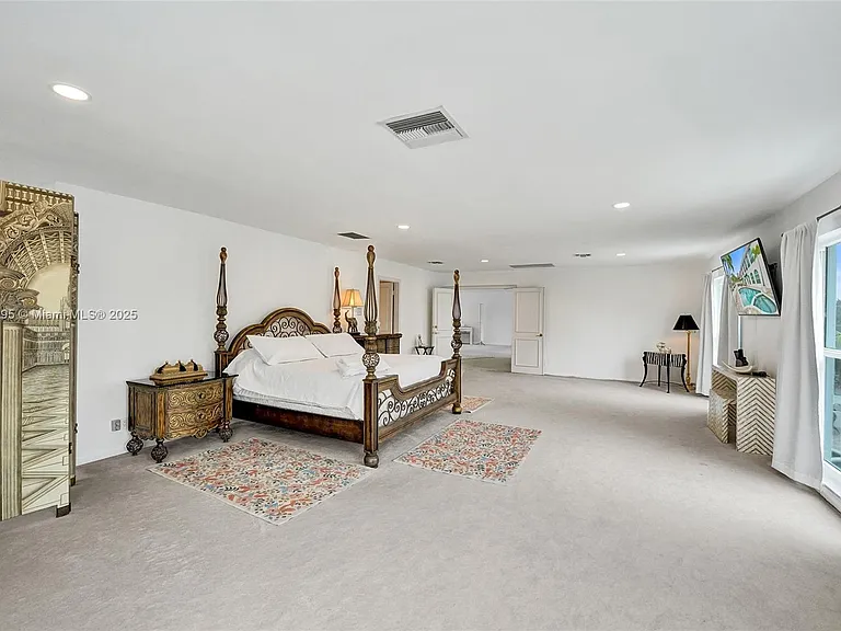 2889 NE 35th St — Photo 94