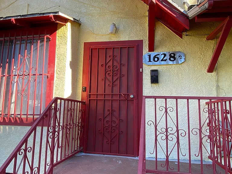1628 1/2 Morton Ave — Photo 89