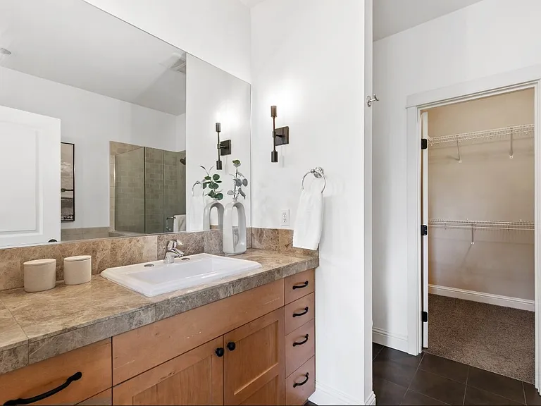 Master bathroom & walk-in closet (2nd floor)