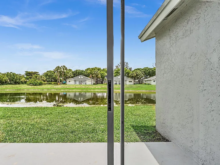 1020 Lake Victoria Dr #B — Photo 42