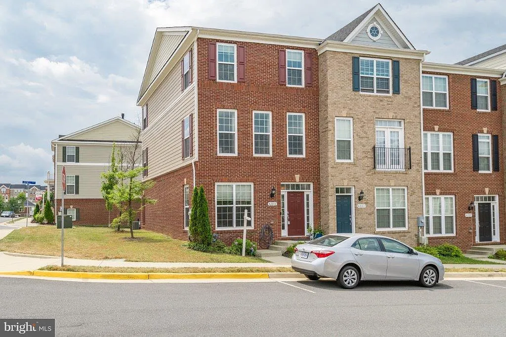 3 bed, 3.5 bath, 2020 sqft, $3,000 — Photo 1