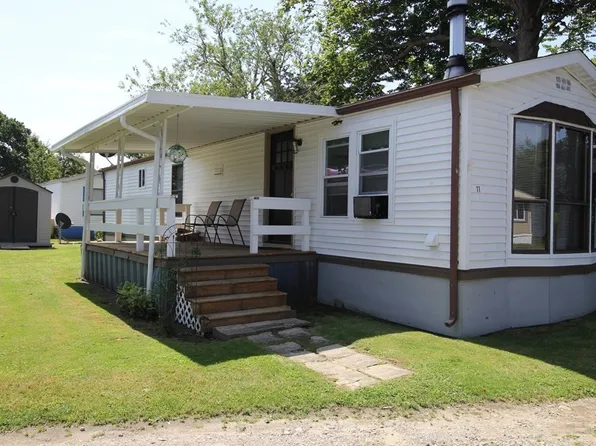 11 4th Ave, Pocasset, MA 02559