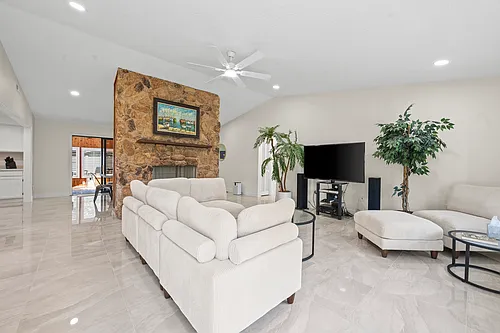 1260 Leslie Dr Photo 1