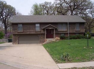 2700 SW Shunga Ct, Topeka, KS 66611