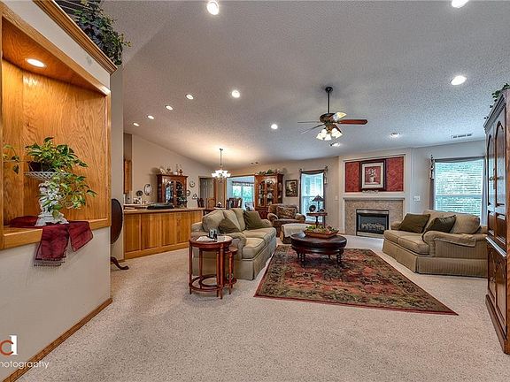 3rd image of 42 Sidlaw Hills Dr