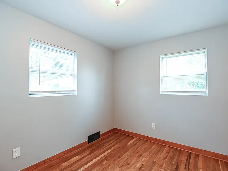 406 Irwin Ln — Photo 16