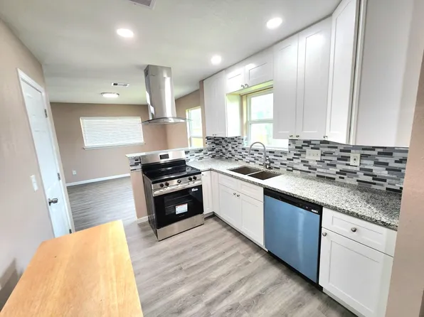 5879 Belcrest St, Houston, TX 77033