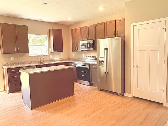 3rd image of 2835 Horsham Dr