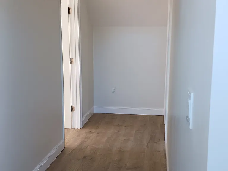401 Howard St — Photo 22
