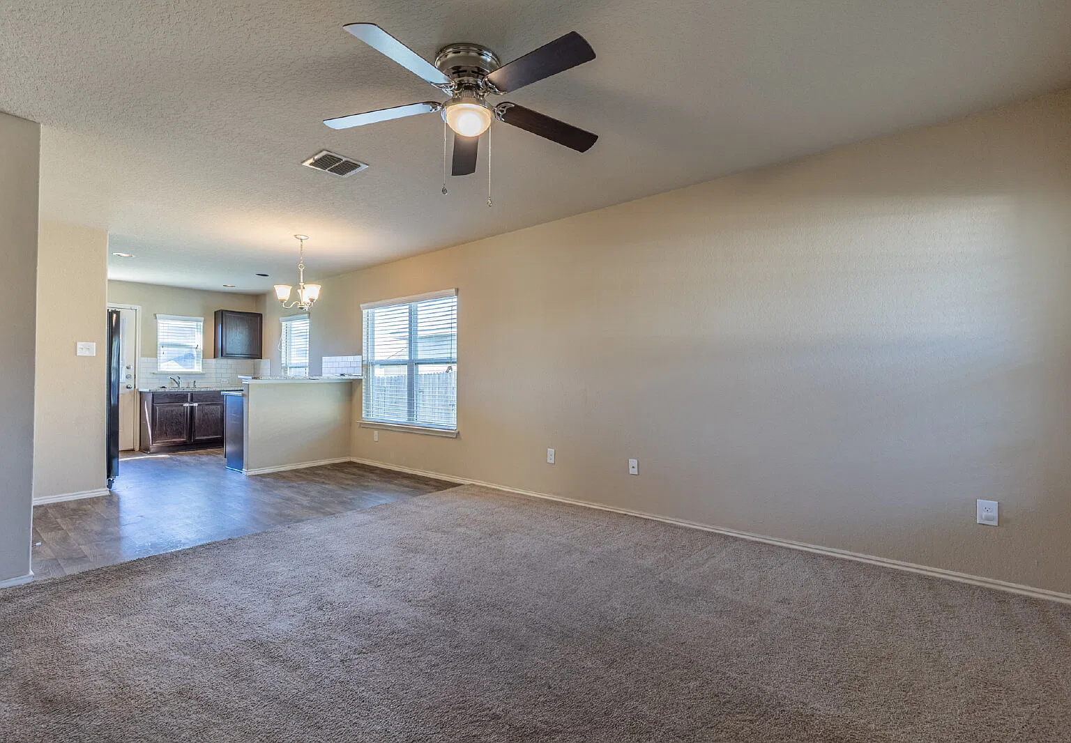 3 bed, 2.0 bath, 1069 sqft, $1,550 — Photo 3