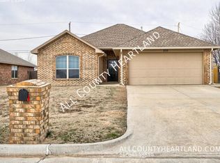 809 SW 8th St, Moore, OK 73160